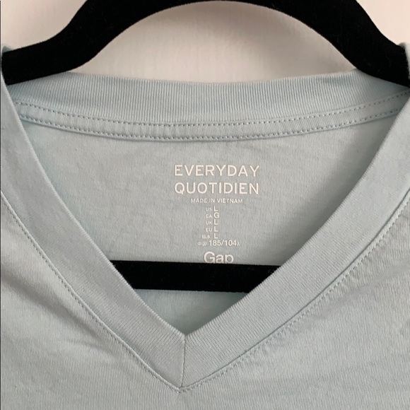 GAP Men’s V-Neck Tee - Picture 3 of 3